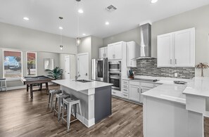 Nhà, nhiều giường, có thể sử dụng hồ bơi (Cabana Cove Retreat Unit C) | Bếp riêng | Tủ lạnh, lò vi sóng, lò nướng, bếp nấu