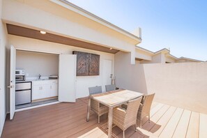 Hus, flere senger, adgang til basseng (Cabana Cove Retreat Unit C) | Utendørsservering