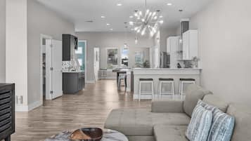 Rumah, Beberapa Tempat Tidur, akses ke kolam renang (Cabana Cove Retreat Unit C) | Area keluarga | Televisi layar datar 42-inci dengan saluran TV digital