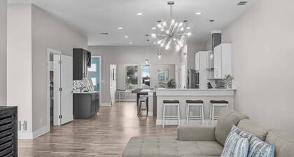 Waterfront Condo With Rooftop + Pool + Boat Slips