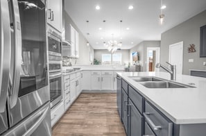 Talo, useita sänkyjä, pääsy uima-altaalle (Cabana Cove Retreat Unit C) | Yksityinen keittiö | Jääkaappi, mikroaaltouuni, uuni, liesi