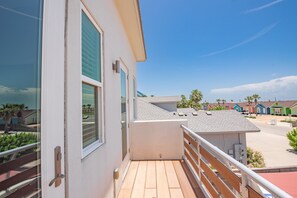 Talo, useita sänkyjä, pääsy uima-altaalle (Cabana Cove Retreat Unit C) | Parveke