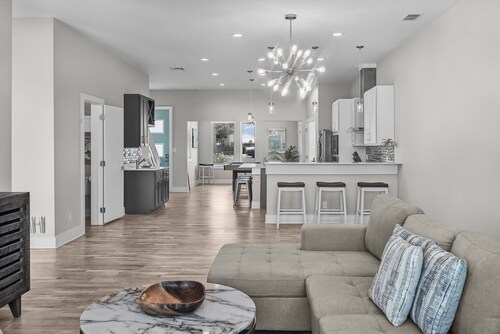 Waterfront Condo With Rooftop + Pool + Boat Slips