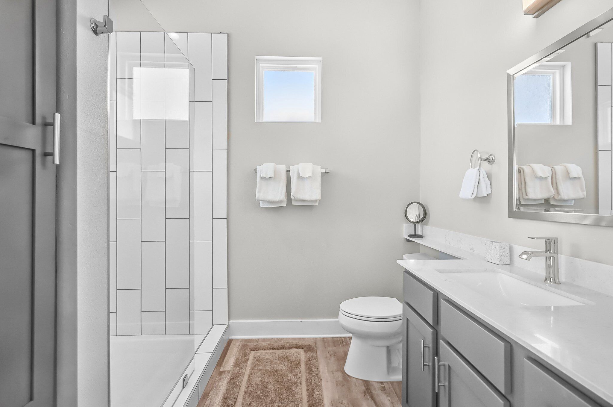 Ein modernes Badezimmer mit Dusche, Toilette und Waschbecken.