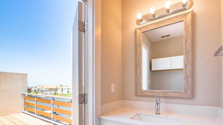 Waterfront Condo With Rooftop + Pool + Boat Slips