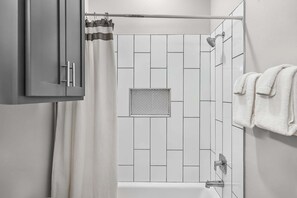 Ferienhaus, Mehrere Betten, Poolzugang (Cabana Cove Retreat Unit C) | Badezimmer