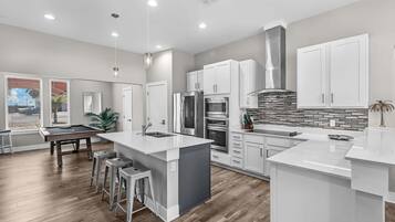 Rumah, Beberapa Tempat Tidur, akses ke kolam renang (Cabana Cove Retreat Unit C) | Dapur pribadi | Lemari es, microwave, oven, dan kompor