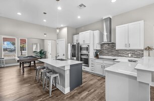 Casa, várias camas, acesso à piscina (Cabana Cove Retreat Unit C) | Cozinha privada | Geladeira, micro-ondas, fogão, cooktop