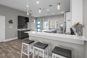 Casa, várias camas, acesso à piscina (Cabana Cove Retreat Unit C) | Cozinha privada | Geladeira, micro-ondas, fogão, cooktop