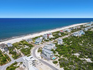 Nära stranden, solstolar och strandhanddukar