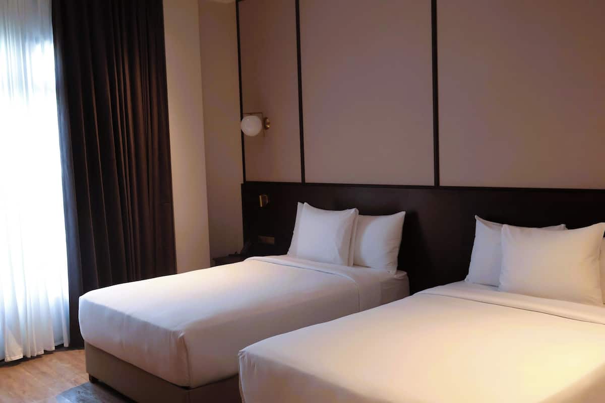 Kamar Double Standar, pemandangan kota | Brankas, meja kerja, tirai kedap cahaya, dan setrika/meja setrika