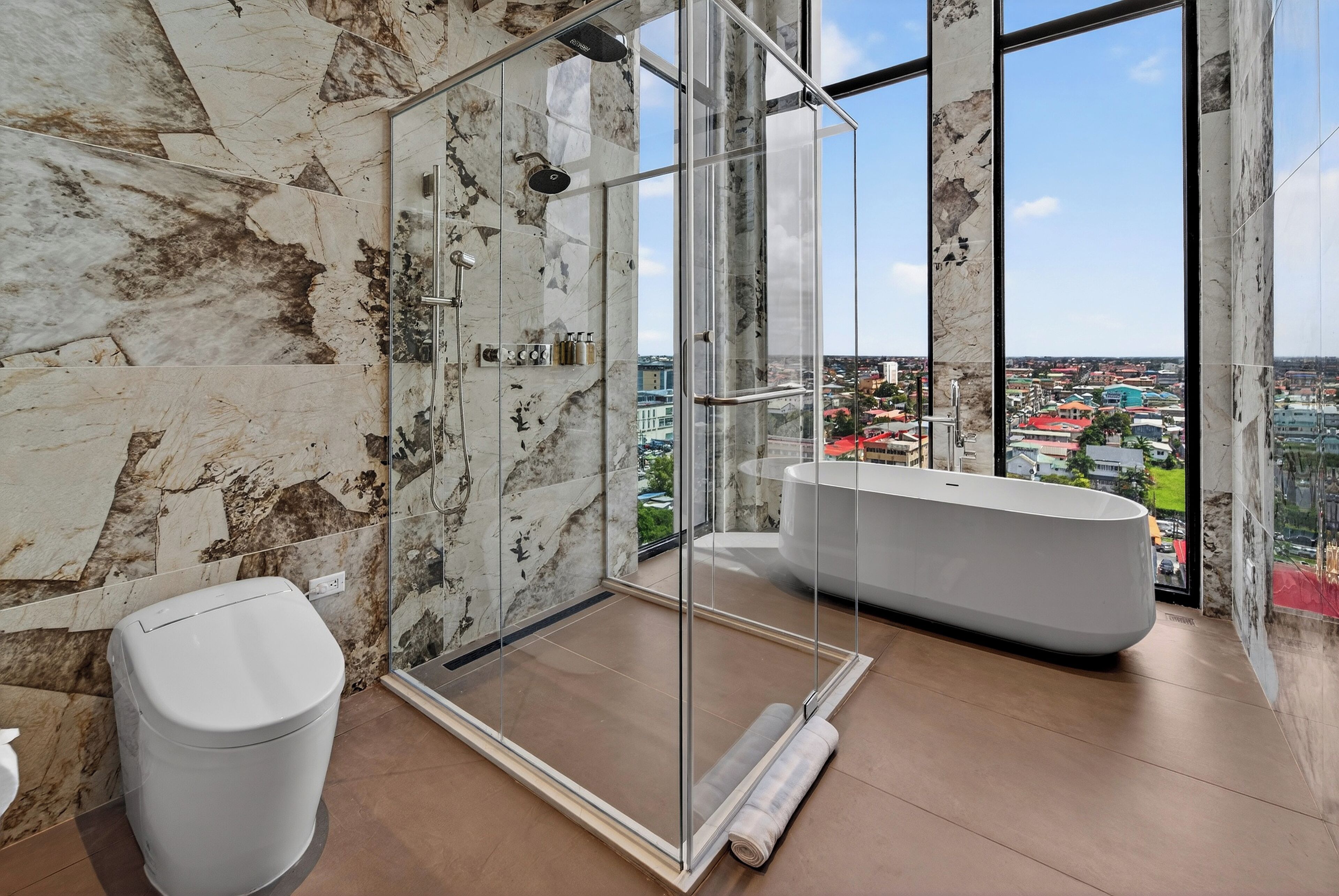 Luxe penthouse, uitzicht op de stad | Badkamer | Een douche, een haardroger, handdoeken, zeep