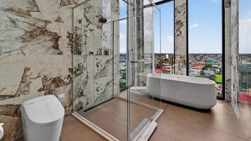 Luxe penthouse, uitzicht op de stad | Badkamer | Een douche, een haardroger, handdoeken, zeep