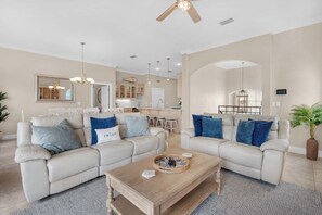 Smart TV, table tennis - 🎣 Crustacean Sensation | Community Pool | Boat Dock | Kayaks + Bikes + More!! (Navarre)