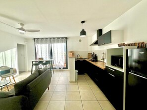 Fridge, microwave, coffee/tea maker - L'échappée Bleue, sea view, close to the airport (Saint-Denis)