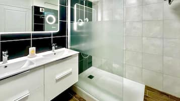 Shower, hair dryer, towels