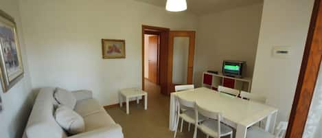 Apartment, 2 Bedrooms, Balcony, Garden View | Dining room