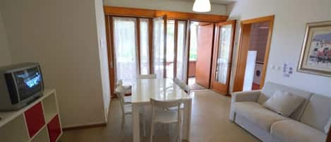 Apartment, 2 Bedrooms, Balcony, Garden View | Living room