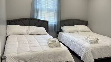 3 bedrooms, iron/ironing board, WiFi, bed sheets