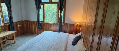 Deluxe tweepersoonskamer, uitzicht op bergen | Gratis wifi