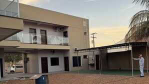 A building with a flat roof, multiple windows, and a balcony. - Hotel Jatobás Sinop (Sinop)