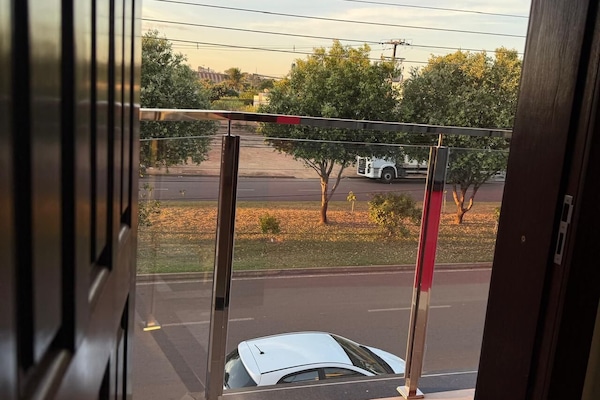 Quarto triplo básico, varanda coberta, vista para o pátio | Escrivaninha, espaço de trabalho para notebook