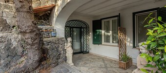 Delightful apartment with private terrace in the center of Ischia