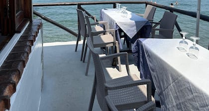 Delightful apartment with private terrace in the center of Ischia