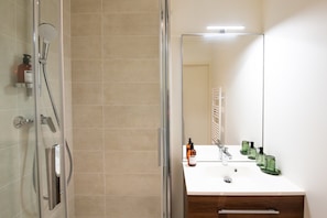 Shower, hair dryer, towels
