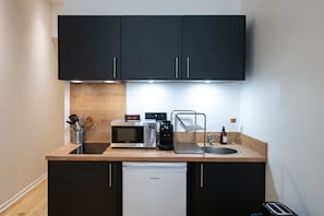 Réfrigérateur, micro-ondes, cafetière/bouilloire, grille-pain
