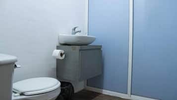 Serviettes fournies, savon, papier toilette