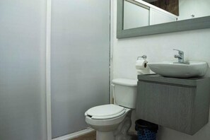 Serviettes fournies, savon, papier de toilette