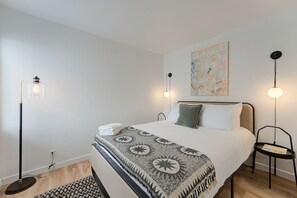 2 makuuhuonetta, tallelokero huoneessa, silitysrauta/-lauta