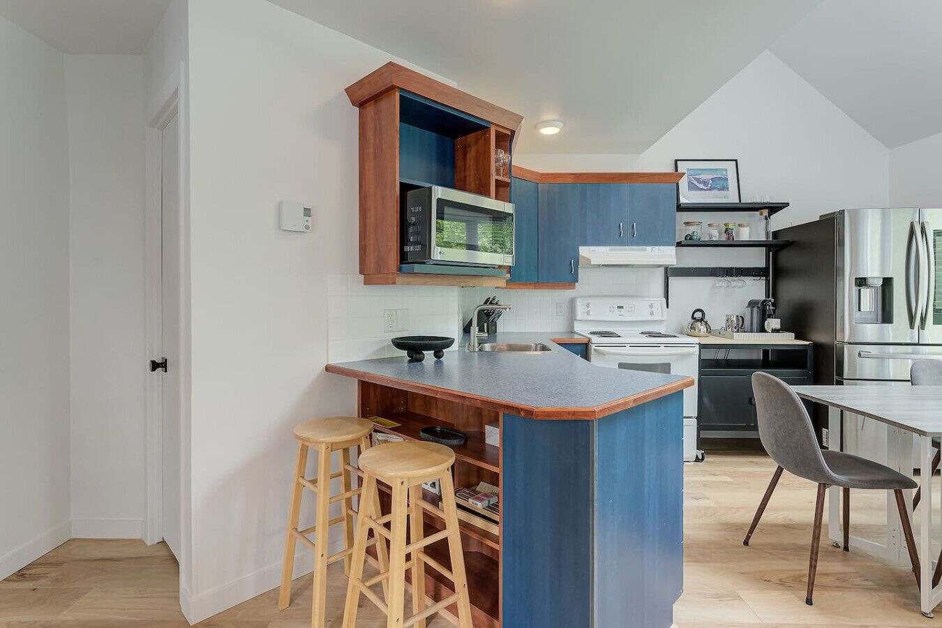 Een koelkast, een oven, een kookplaat, een vaatwasser