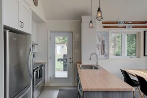 Fridge, microwave, oven, stovetop - 3BR Nature Retreat Cottage & Spa - Lac supérieur (Lac-Supérieur)