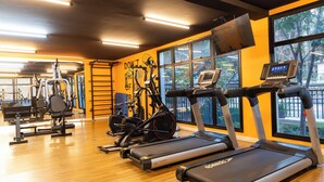 A gym with treadmills, stationary bikes, and weight machines. - Vista Incrível com piscina e academia (Sao Paulo)
