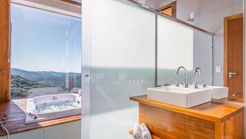 Basic Chalet | Bathroom