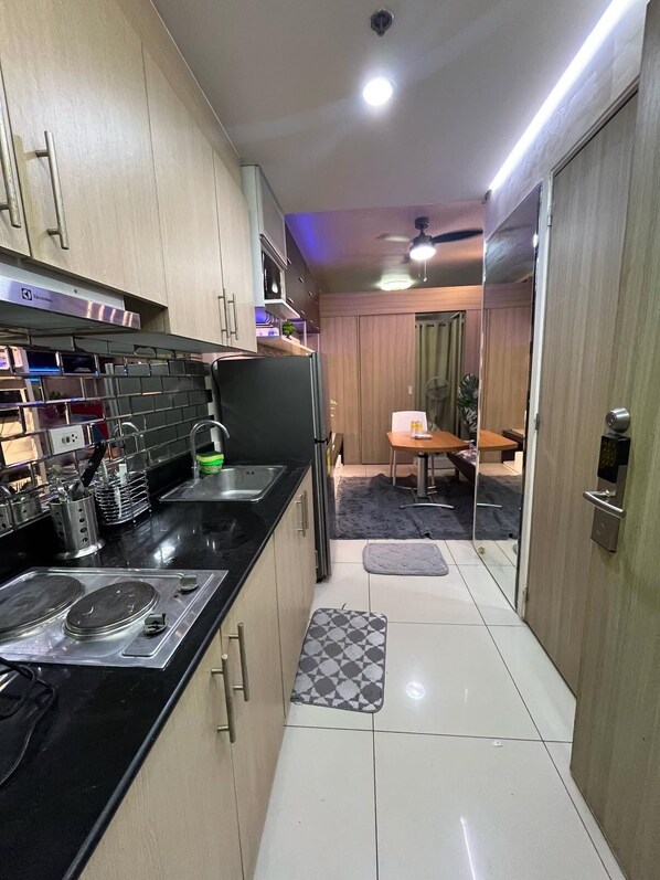 Fridge, microwave, stovetop, cookware/dishes/utensils