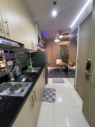 SeaView Manila Bay condo very near cultural, commercial, casino hubs and airport