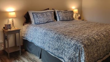 Tabla de planchar con plancha, wifi gratis y ropa de cama