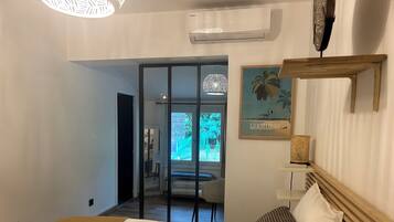 4 slaapkamers, een strijkplank/strijkijzer, reisbedje, gratis wifi