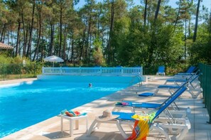 Piscina a l'aire lliure i piscina climatitzada