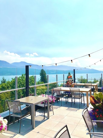 Outdoor dining. RAVEN’S NEST *LuxuryChalet* Spectacular Indoor & Outdoor living! NEW HOT TUB!