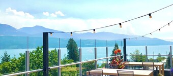 RAVEN’S NEST *LuxuryChalet* Spectacular Indoor & Outdoor living! NEW HOT TUB! 