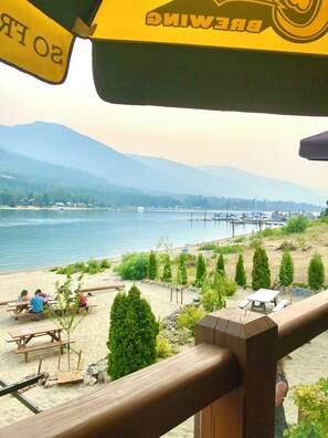 Outdoor dining - RAVEN’S NEST *Tiny Luxury Mountain Chalet* Spectacular Indoor & Outdoor living! (Nelson)