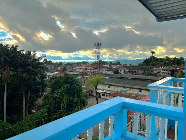 Quarto quádruplo superior, sacada, vista para a cidade | Vista da sacada