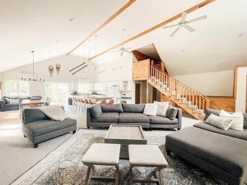 The Lodge at Moose Pond & Pleasant Mtn Sleeps 20