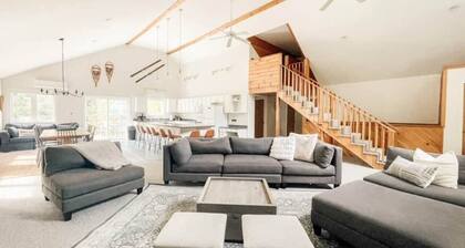 The Lodge at Moose Pond & Pleasant Mtn Sleeps 20