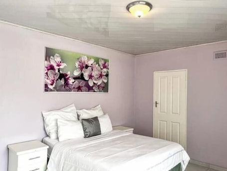 2 bedrooms, WiFi. Quaint cabin with WiFi in charming Gweru