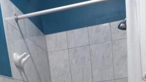 A bathroom with a shower, tiled walls, and a toilet. - Hostal Aventura (Cajamarca)